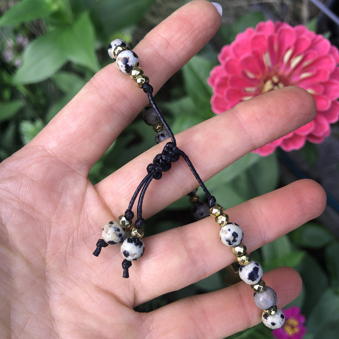 Damska bransoletka sznurkowy różaniec na rękę jaspis dalmatyński ARTUNIQUE