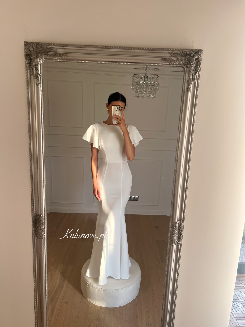 Brenda - a simple short sleeve fisherman's wedding dress with a deep neckline on the back - Kulunove image 3