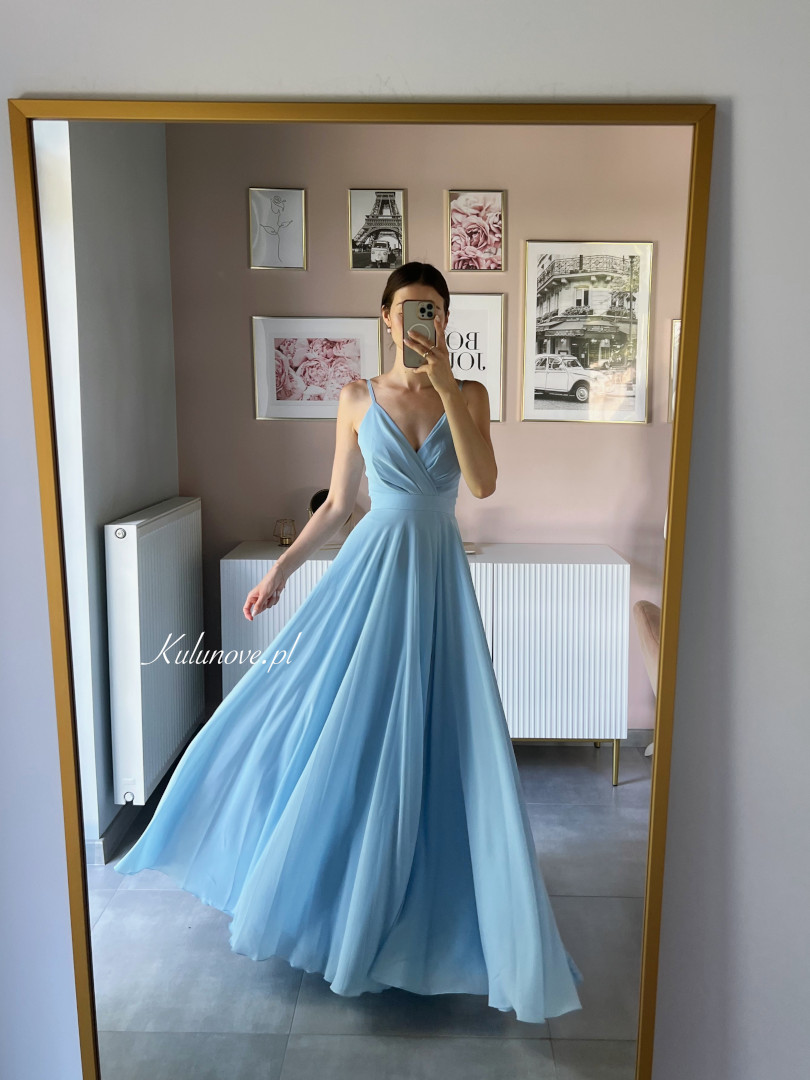 Alruna - szyfonowa suknia maxi z kopertową górą na cienkich ramiączkach w kolorze błękitu - Kulunove zdjęcie 2