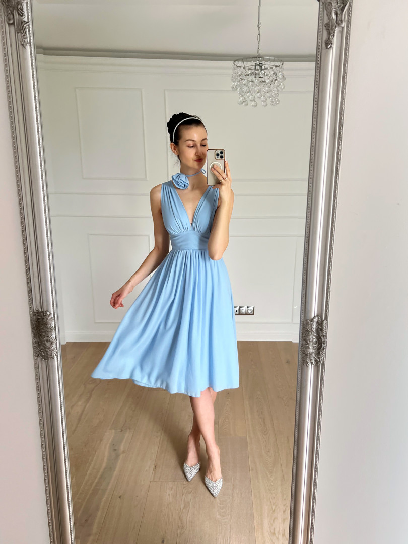 Penelope - błękitna sukienka za kolano na grubszych ramiączkach z wiązanym kwiatem - Kulunove zdjęcie 1