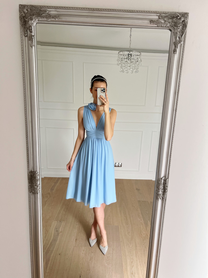 Penelope - błękitna sukienka za kolano na grubszych ramiączkach z wiązanym kwiatem - Kulunove zdjęcie 3