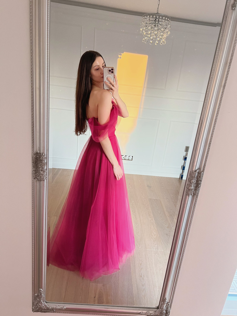 Selena - długa gorsetowa suknia tiulowa w kolorze fuksji z opadającym rękawem - Kulunove zdjęcie 3