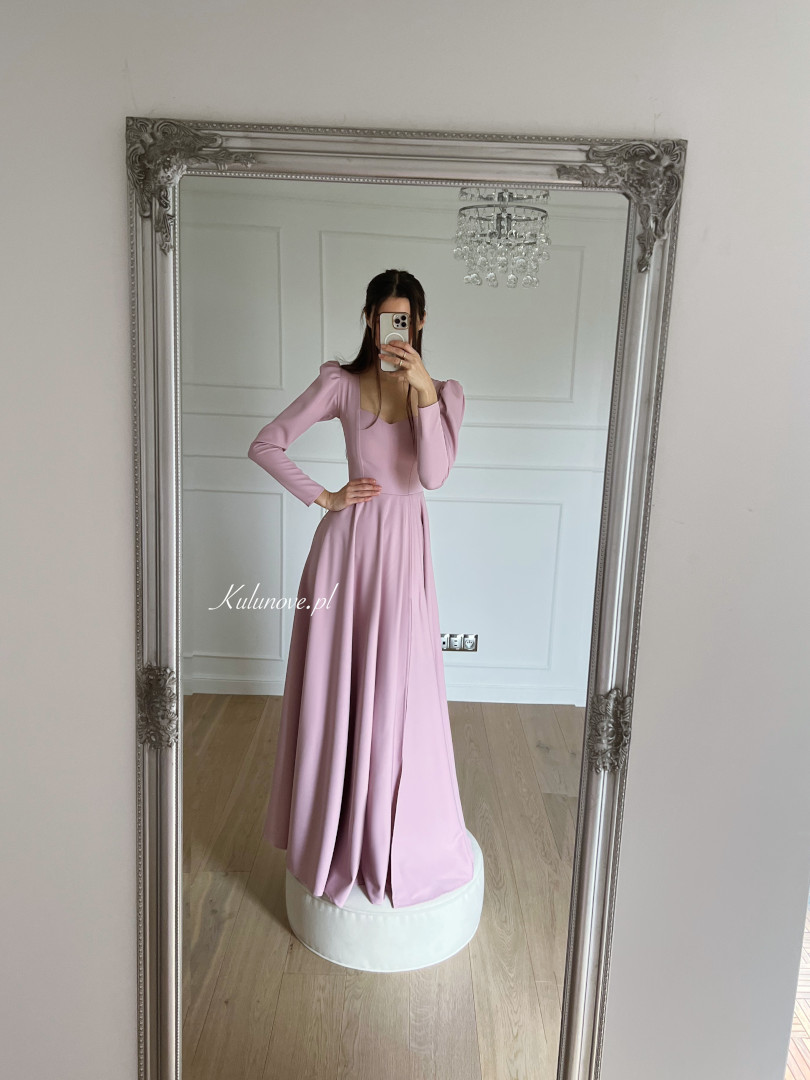 Julia - różowa długa sukienka w stylu retro z bufkami na długi rękaw - Kulunove zdjęcie 1