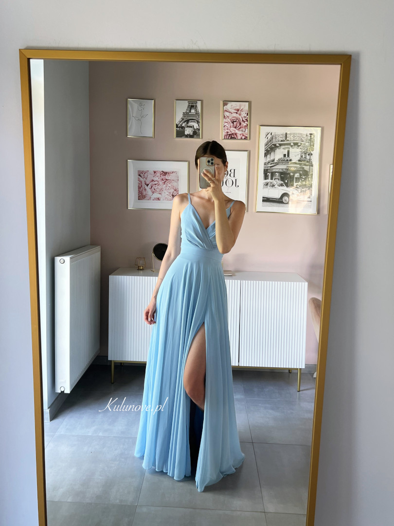 Alruna - szyfonowa suknia maxi z kopertową górą na cienkich ramiączkach w kolorze błękitu - Kulunove zdjęcie 3
