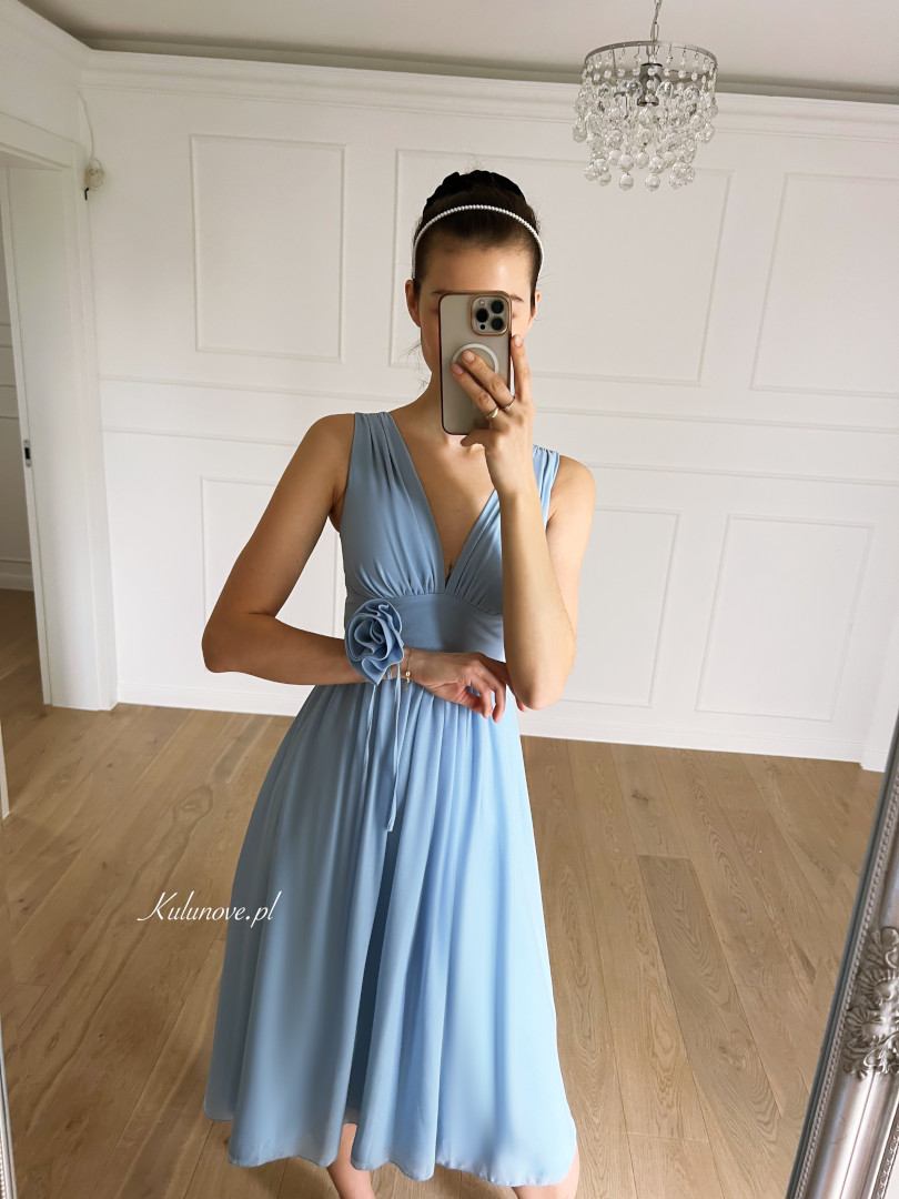 Penelope - błękitna sukienka za kolano na grubszych ramiączkach z wiązanym kwiatem - Kulunove zdjęcie 4