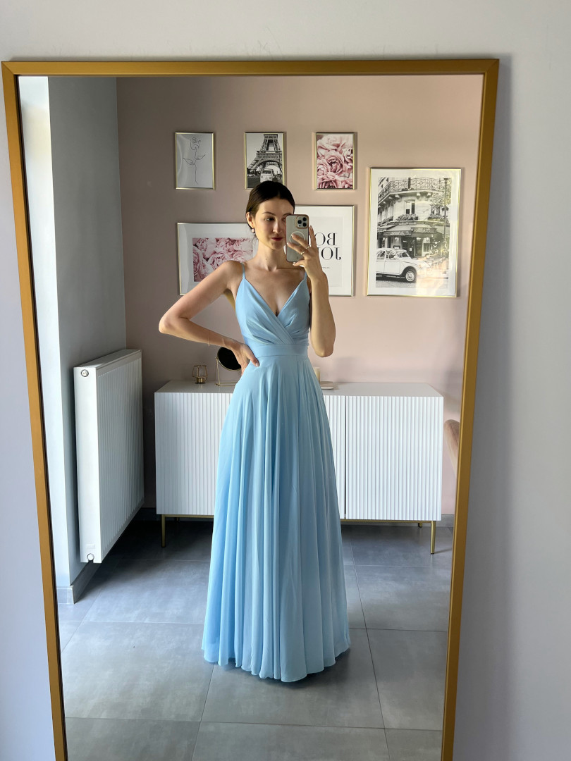 Alruna - szyfonowa suknia maxi z kopertową górą na cienkich ramiączkach w kolorze błękitu - Kulunove zdjęcie 1