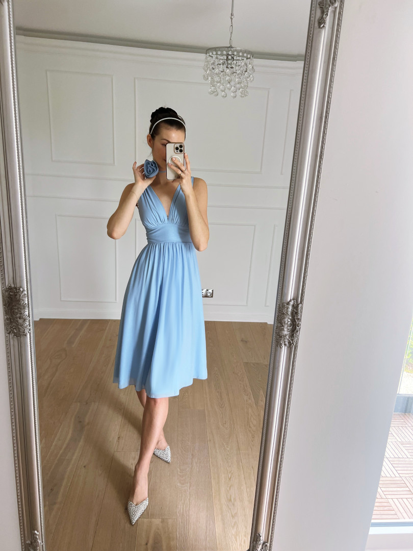 Penelope - błękitna sukienka za kolano na grubszych ramiączkach z wiązanym kwiatem - Kulunove zdjęcie 2