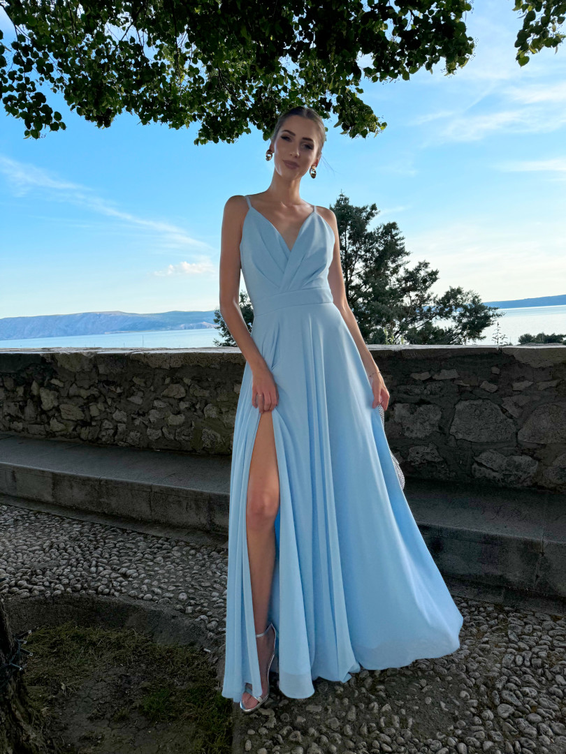 Alruna - szyfonowa suknia maxi z kopertową górą na cienkich ramiączkach w kolorze błękitu - Kulunove zdjęcie 4