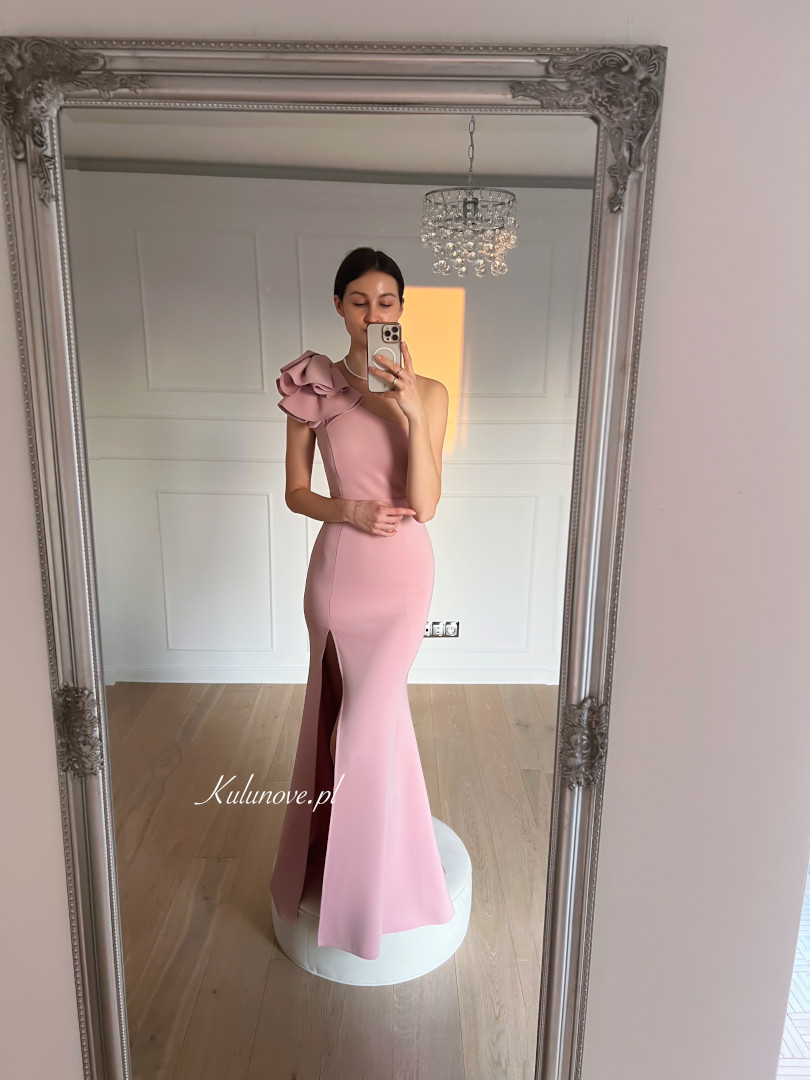 Audrey - różowa sukienka maxi na jedno ramię z ozdobnym kwiatem na ramieniu - Kulunove zdjęcie 4