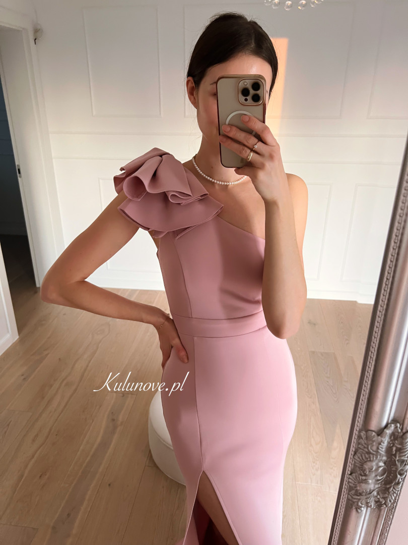 Audrey - różowa sukienka maxi na jedno ramię z ozdobnym kwiatem na ramieniu - Kulunove zdjęcie 2