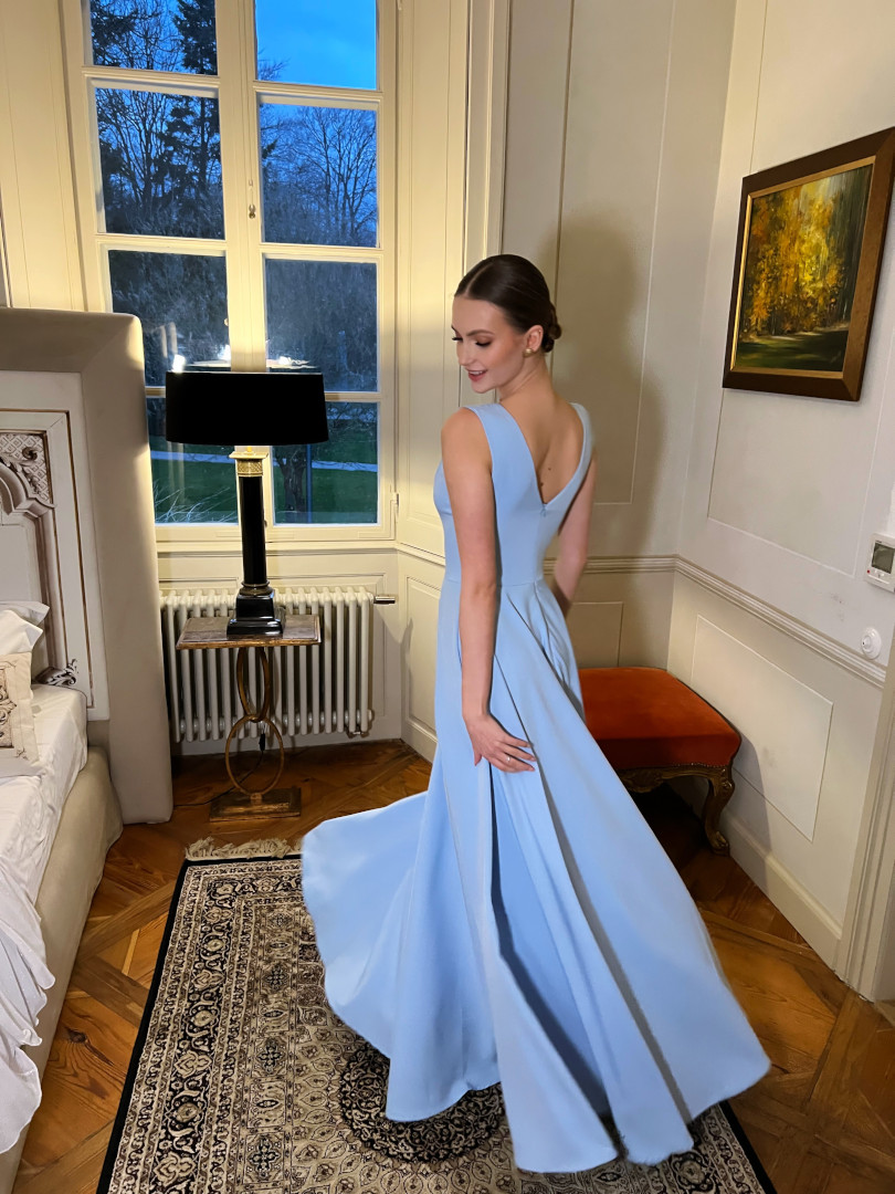 Cynthia - minimalistyczna suknia maxi o klasycznym kroju w kolorze błękitnym - Kulunove zdjęcie 2
