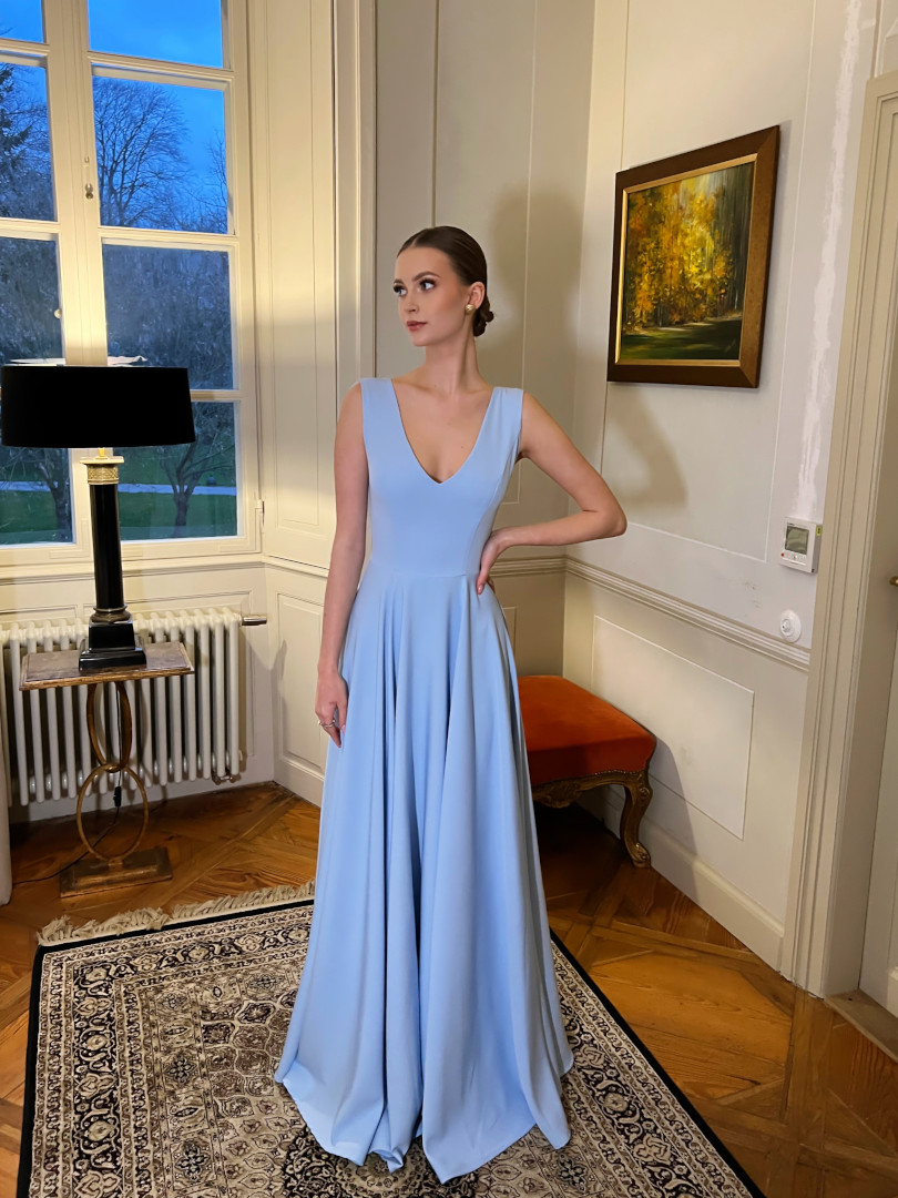 Cynthia - minimalistyczna suknia maxi o klasycznym kroju w kolorze błękitnym - Kulunove zdjęcie 1