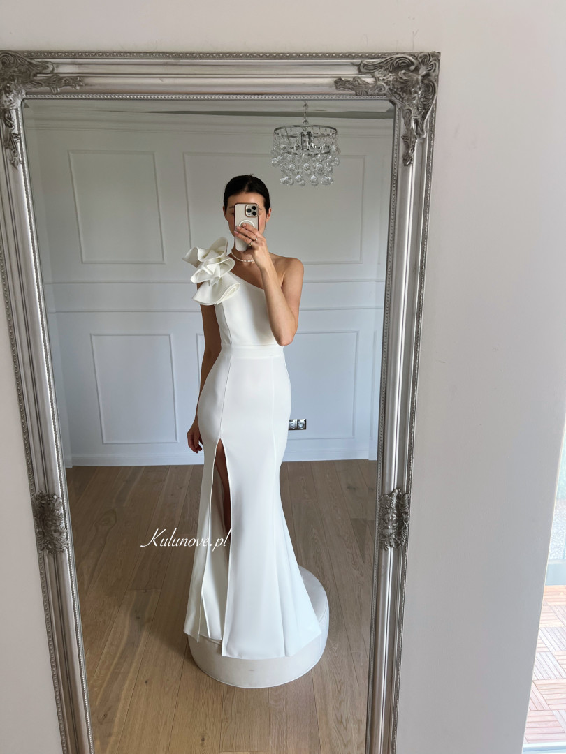 Audrey - one shoulder wedding dress with decorative bow and delicate train - Kulunove image 3