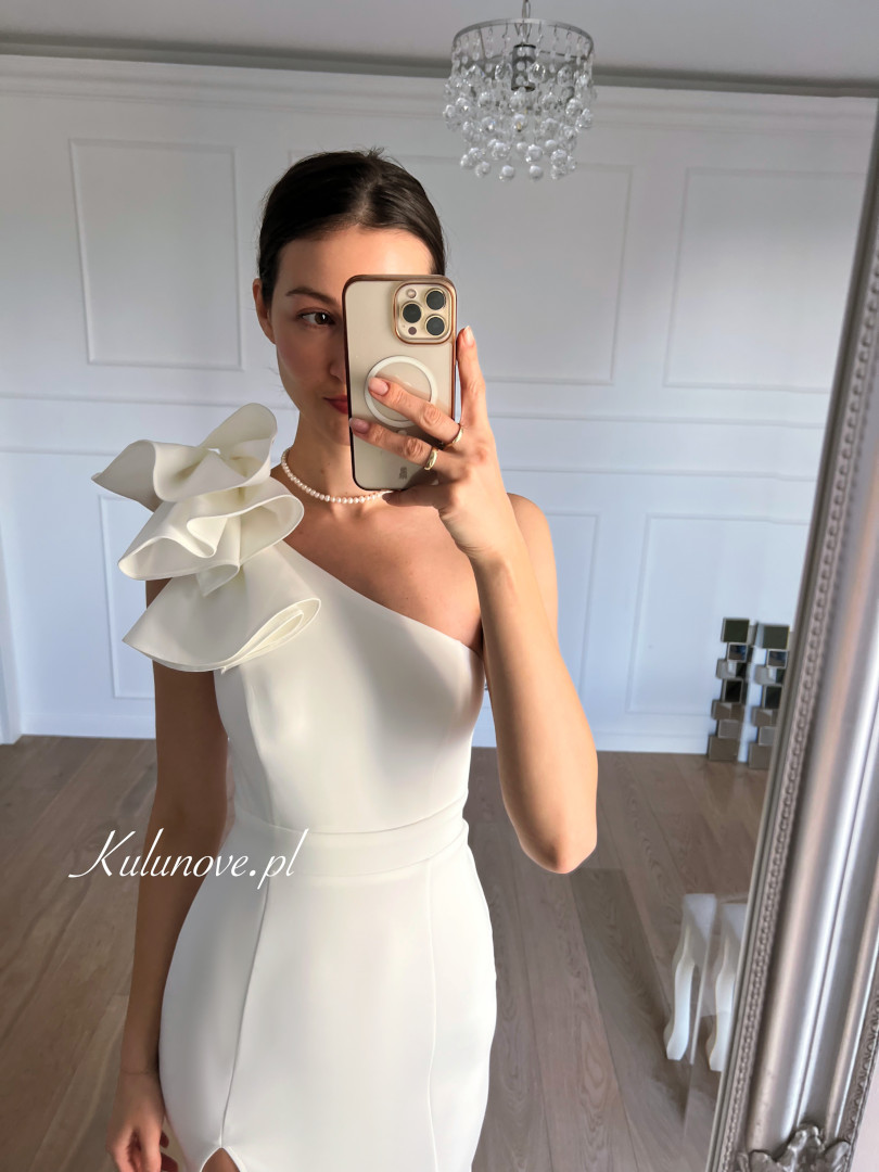 Audrey - one shoulder wedding dress with decorative bow and delicate train - Kulunove image 2