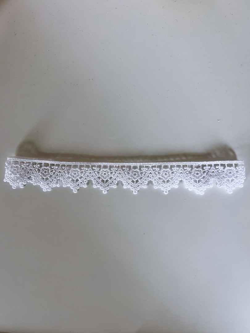 Simple lace wedding garter in white No. 9 - Kulunove image 3