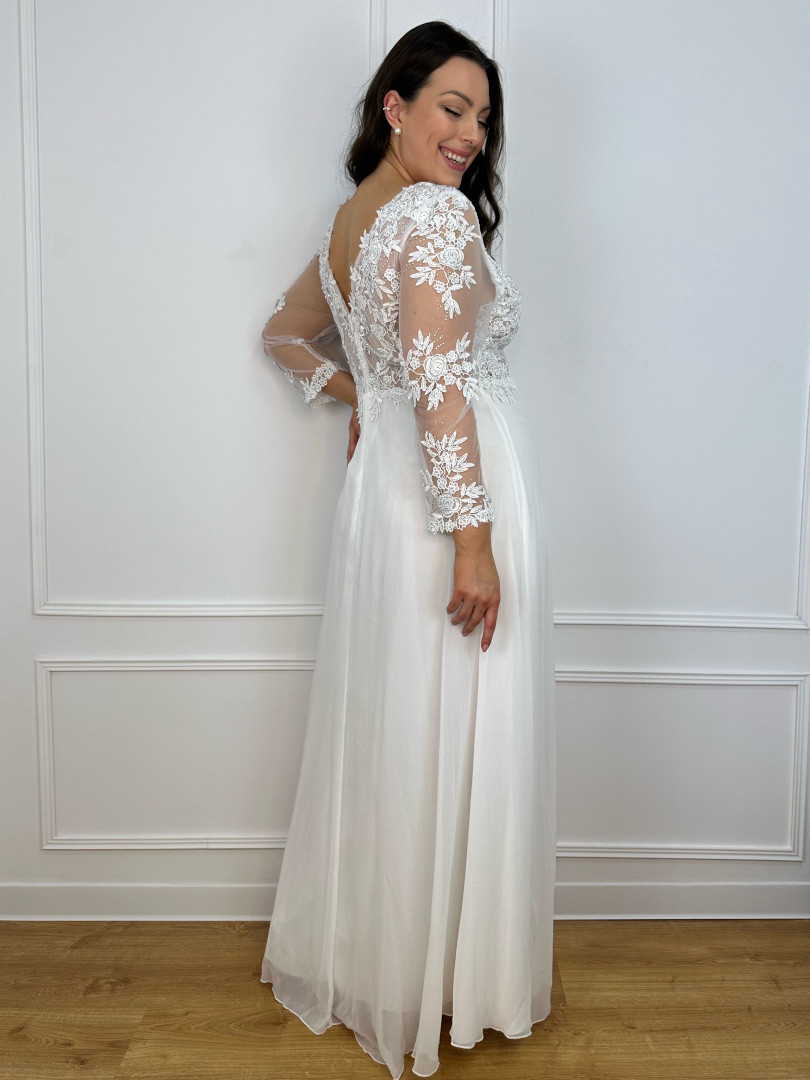 Kelly- muślinowa suknia ślubna na długi rękaw z holograficzną górą z dekoltem w literę V - Kulunove zdjęcie 4