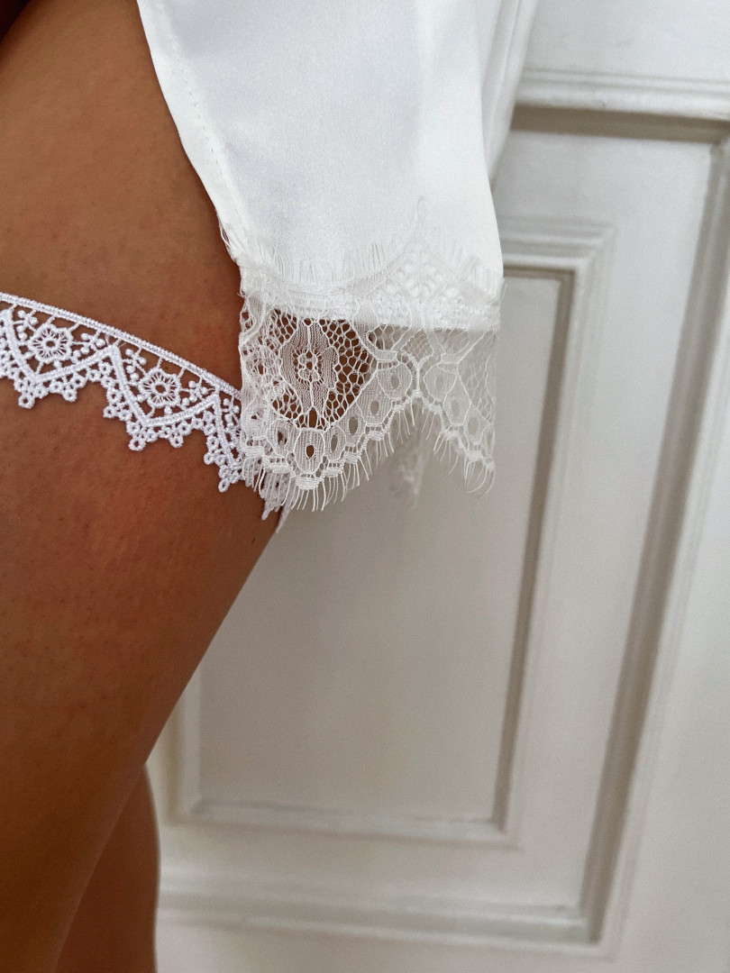 Simple lace wedding garter in white No. 9 - Kulunove image 1