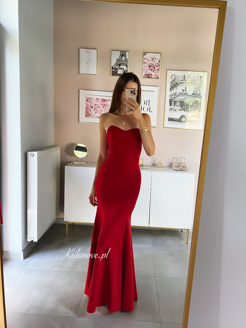 Monalisa - elegancka dopasowana czerwona sukienka w kształcie rybki z rękawiczkami - Kulunove zdjęcie 1
