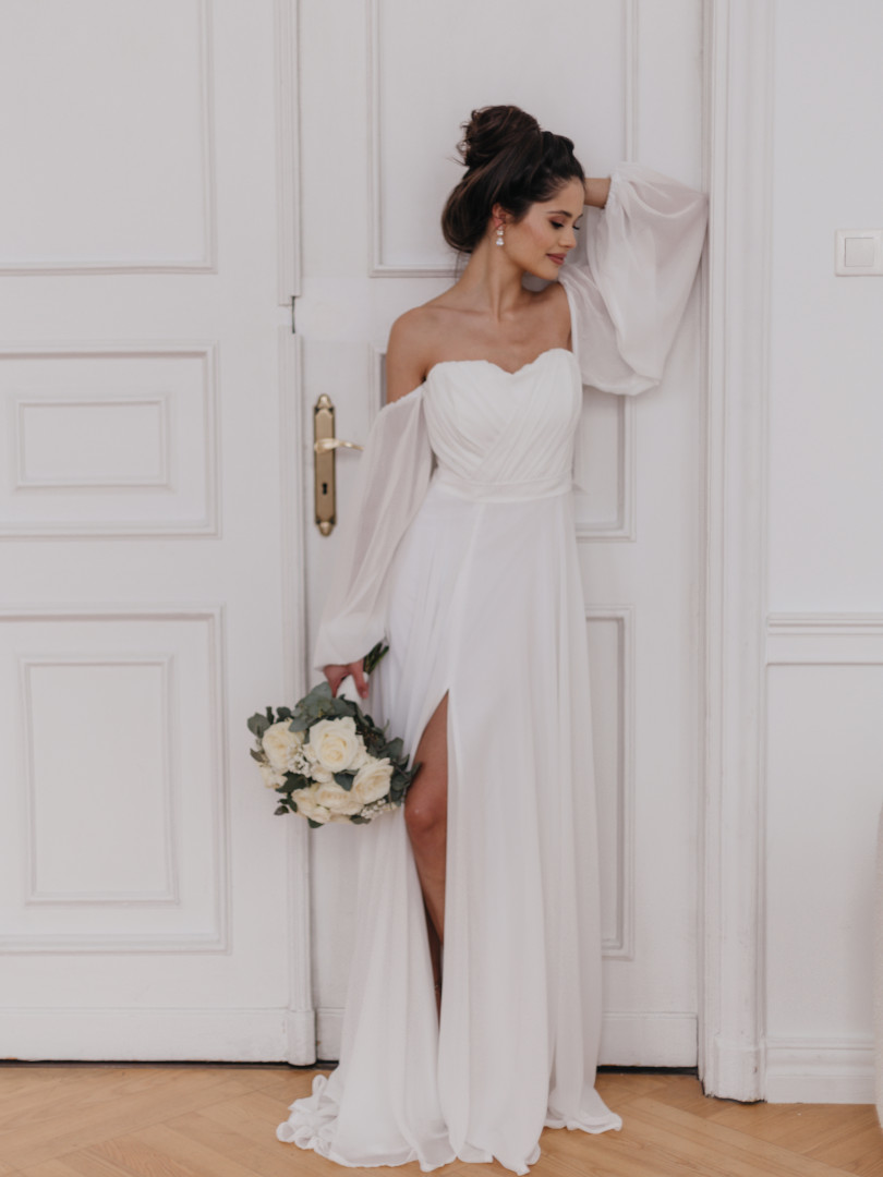 Rosella - szyfonowa suknia ślubna z trenem z marszczonym gorsetem - Kulunove zdjęcie 4