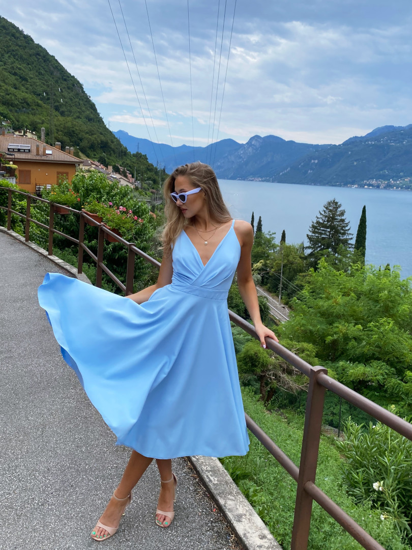 Elisabeth midi - rozkloszowana błękitna sukienka z kopertowym dekoltem - Kulunove zdjęcie 3