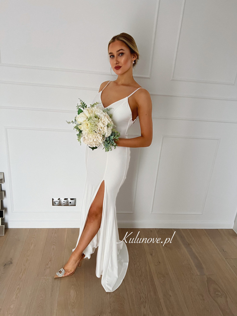 Milano - fitted wedding dress with train and open back in cream color - Kulunove image 1