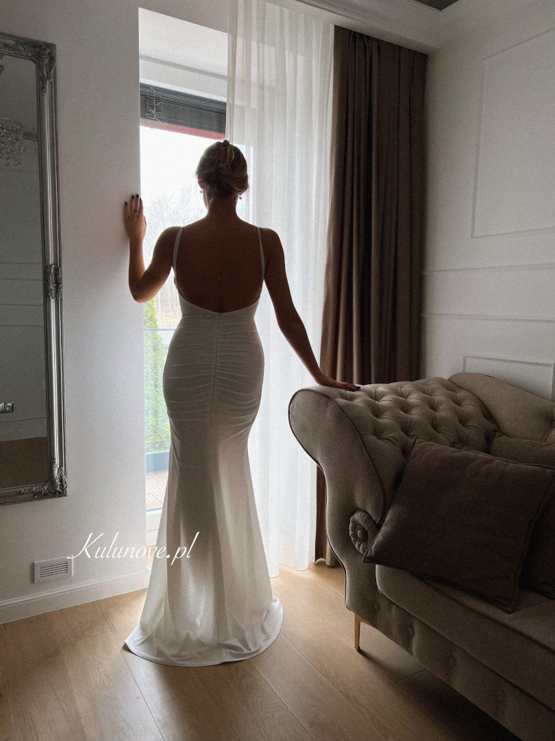 Milano - fitted wedding dress with train and open back in cream color - Kulunove image 4