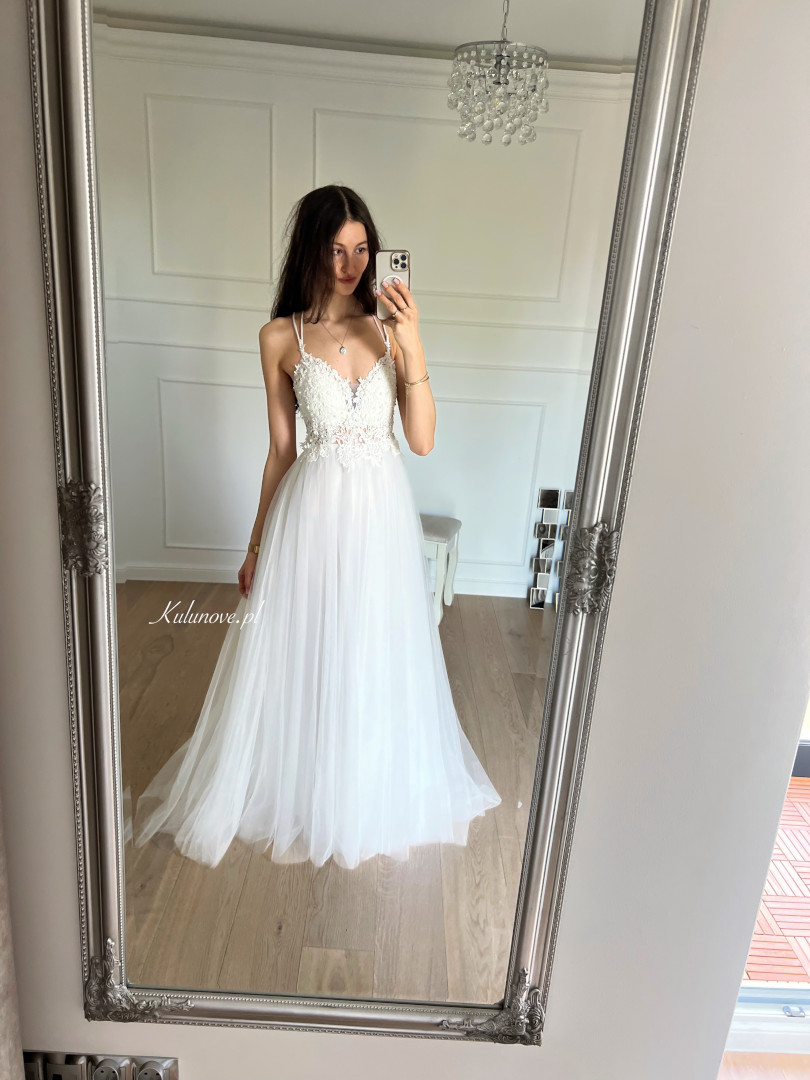 Lena - tulle princess wedding dress with tied lace bodice - Kulunove image 3
