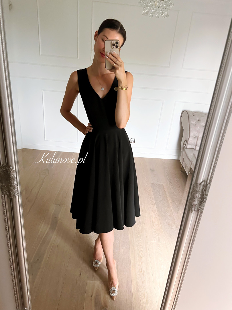 Boni - czarna prosta klasyczna sukienka za kolano na grubszych ramiączkach - Kulunove zdjęcie 3