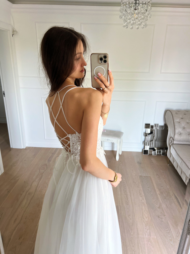 Lena - tulle princess wedding dress with tied lace bodice - Kulunove image 4