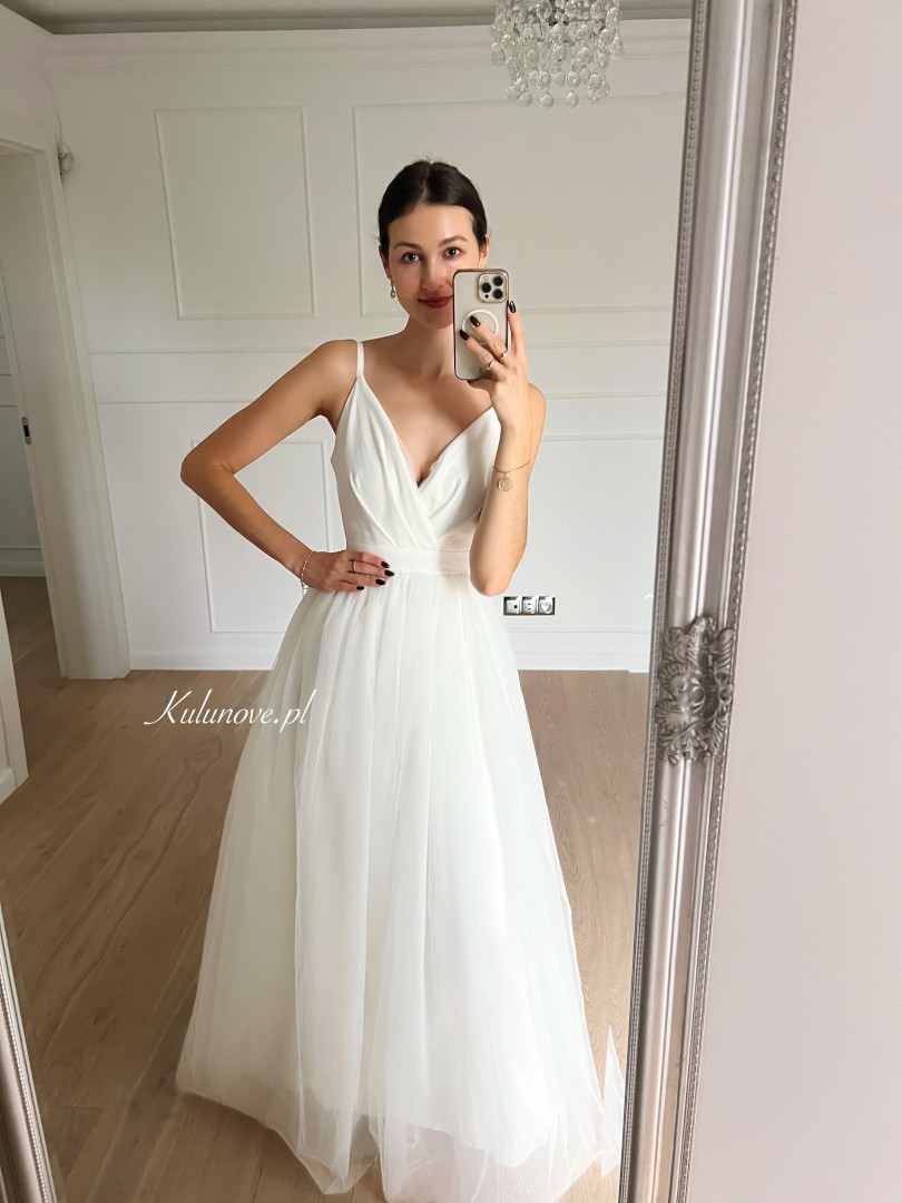 Ana - prosta suknia ślubna maxi z tiulu w stylu księżniczki na ramiączkach - Kulunove zdjęcie 4