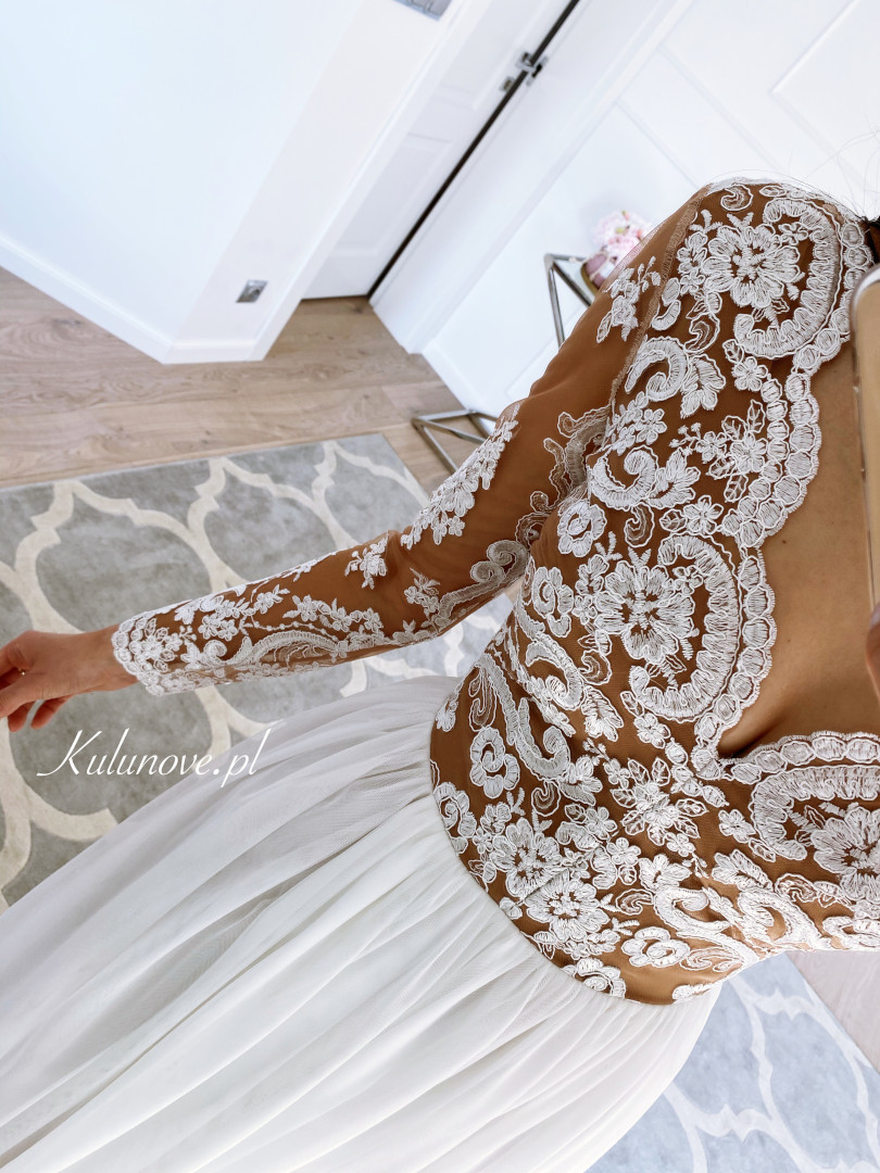 Ann - white wedding dress with beige underlay - Kulunove image 3