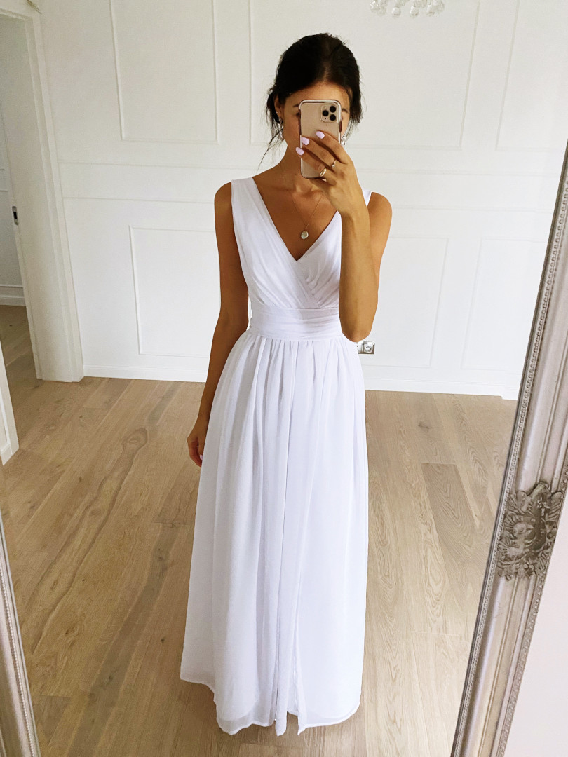 Molly - biała prosta suknia ślubna z rozporkiem - Kulunove zdjęcie 2