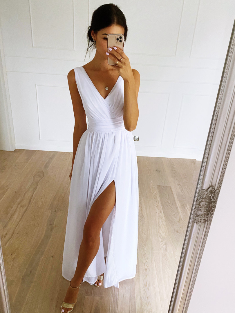 Molly - biała prosta suknia ślubna z rozporkiem - Kulunove zdjęcie 1