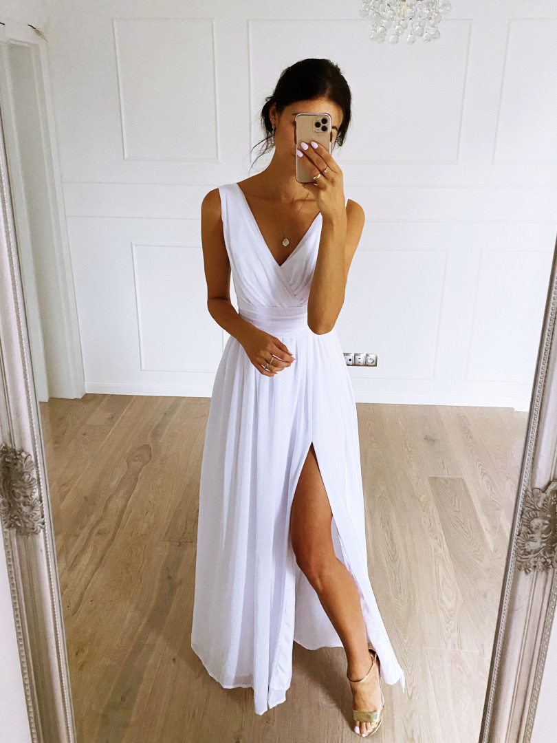 Molly - biała prosta suknia ślubna z rozporkiem - Kulunove zdjęcie 3