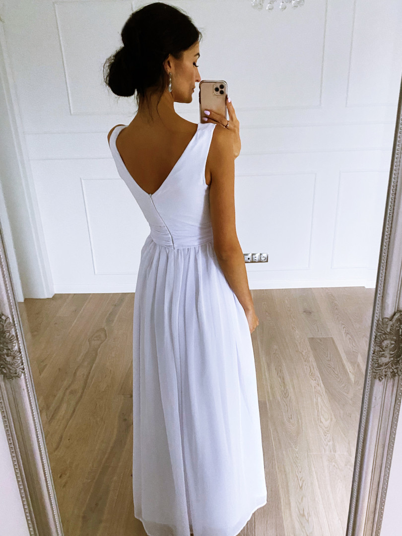 Molly - biała prosta suknia ślubna z rozporkiem - Kulunove zdjęcie 4
