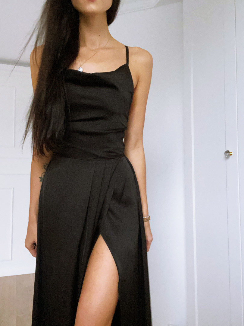 Ava - satynowa wieczorowa suknia w kolorze czarnym - Kulunove zdjęcie 2