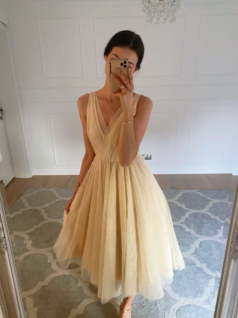 Lisa - jasnozłota tiulowa sukienka z brokatem o kroju midi - Kulunove zdjęcie 3