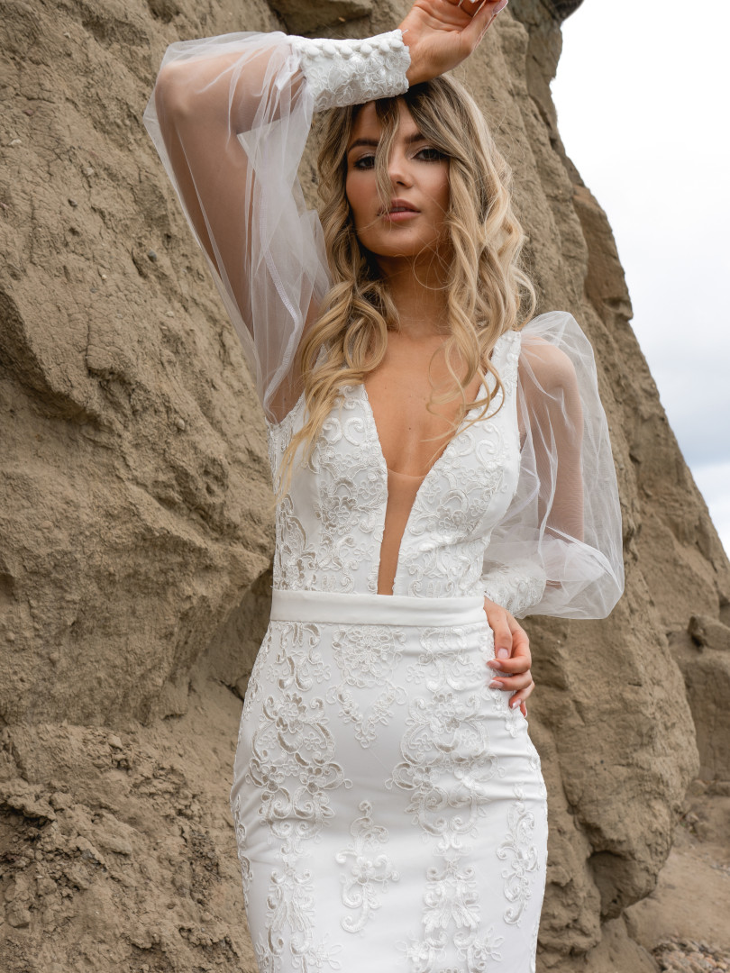 Aurora - lace wedding dress in the shape of a fishtail with a train - Kulunove image 3