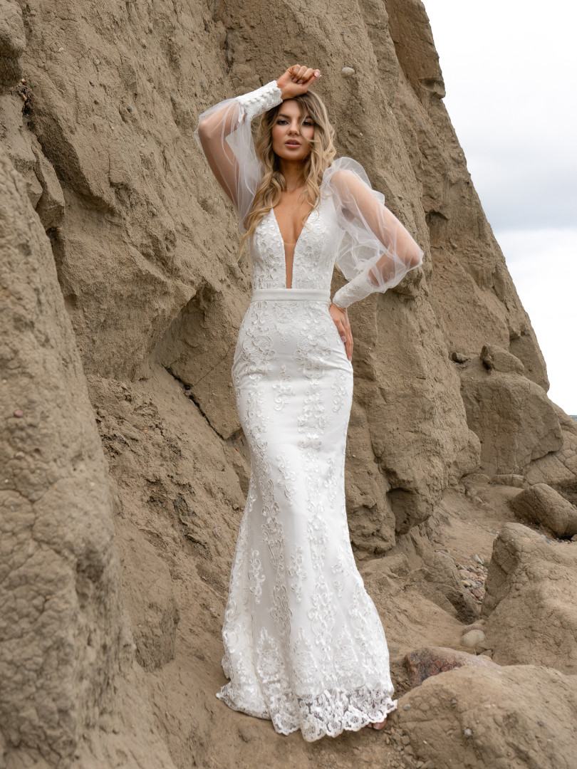 Aurora - lace wedding dress in the shape of a fishtail with a train - Kulunove image 1