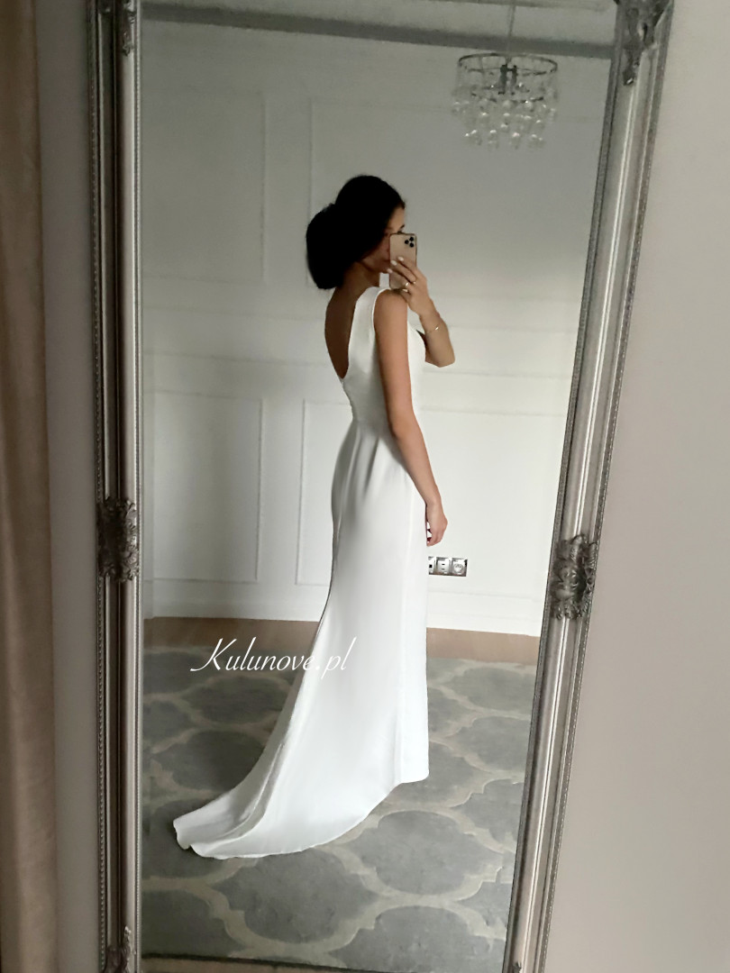 Valentina - a simple, classic wedding dress with a train - Kulunove image 3
