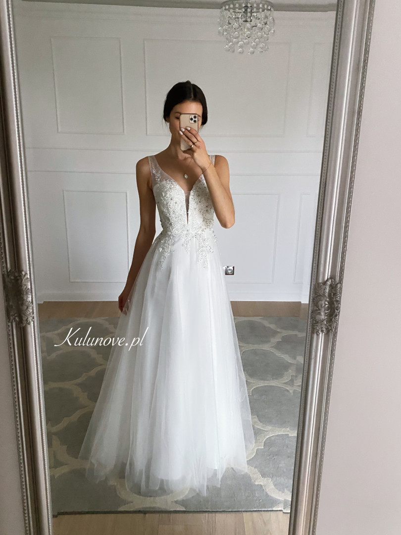 Nadine - wedding dress with tulle bottom and embellished bodice - Kulunove image 3