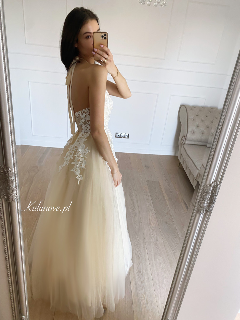 Sisi - suknia ślubna w kolorze kremowym ozdobiona biała koronką - Kulunove zdjęcie 4