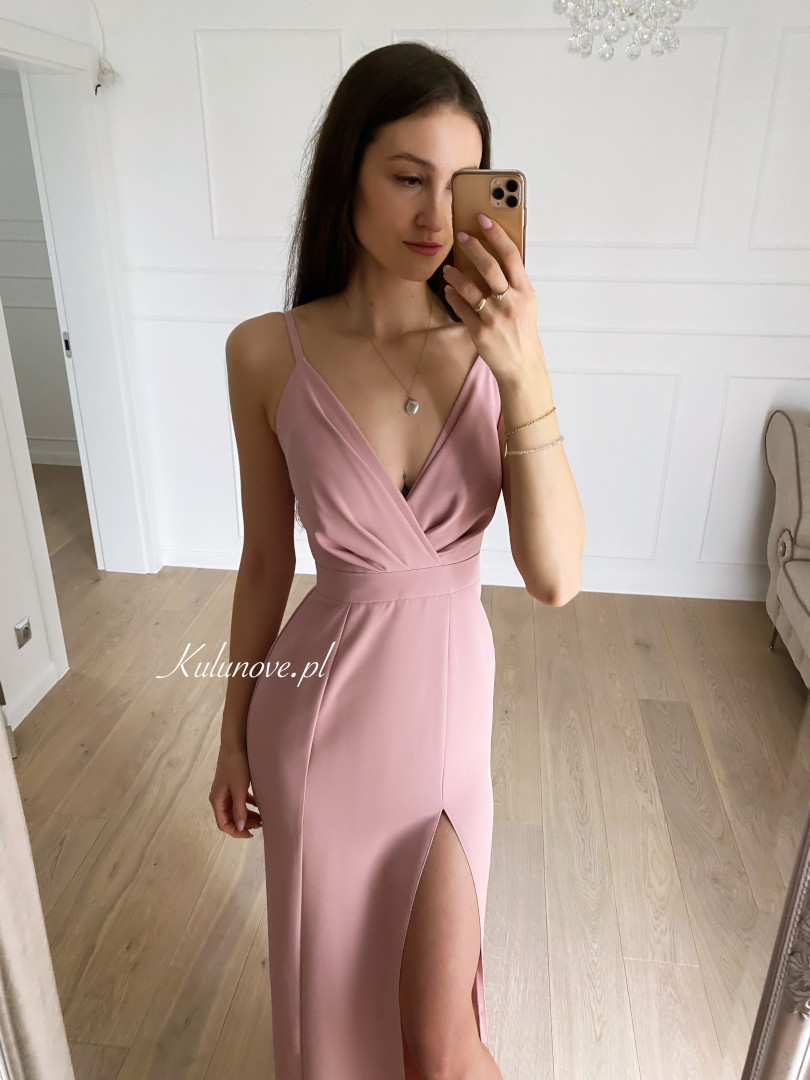 Andrea - a simple, elegant dress with a fitted cut in a dirty pink color - Kulunove image 4