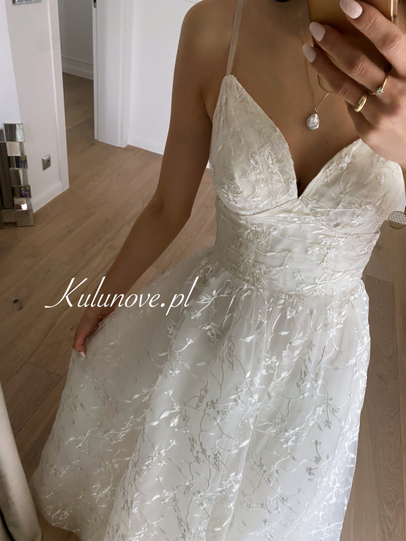 Matilde - cream-colored tulle wedding dress fully decorated with delicate lace - Kulunove image 3