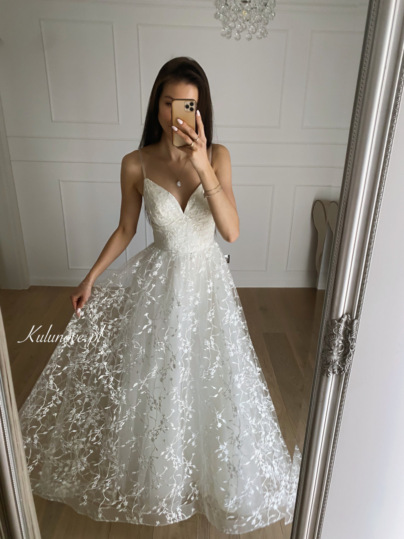 Matilde - cream-colored tulle wedding dress fully decorated with delicate lace - Kulunove image 4