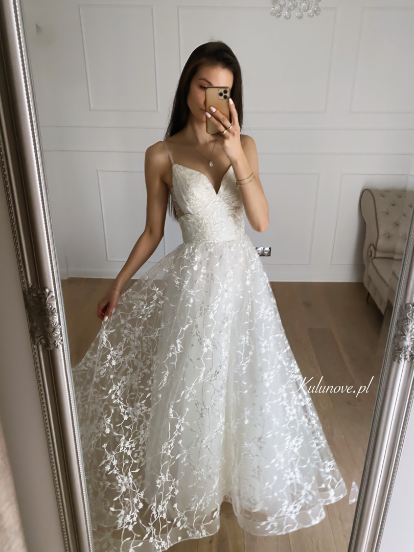 Matilde - cream-colored tulle wedding dress fully decorated with delicate lace - Kulunove image 1