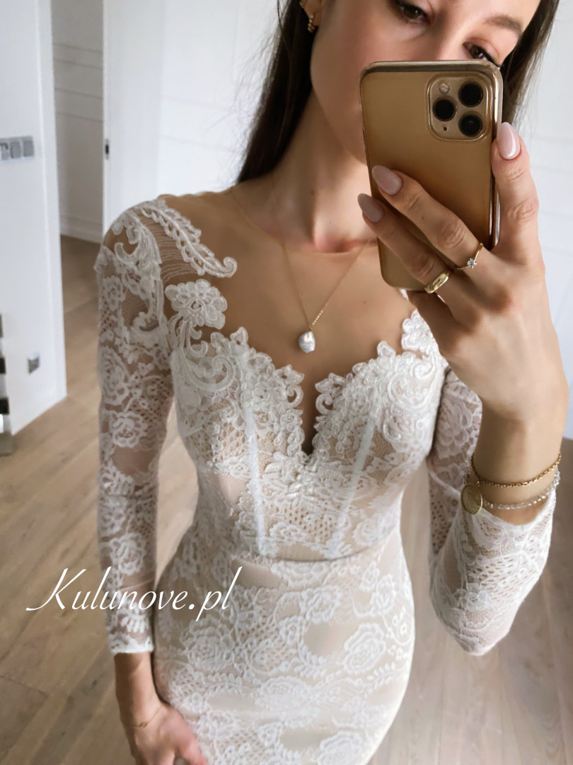 Gianna - fitted lace wedding dress in a fishtail shape with long sleeves - Kulunove image 3