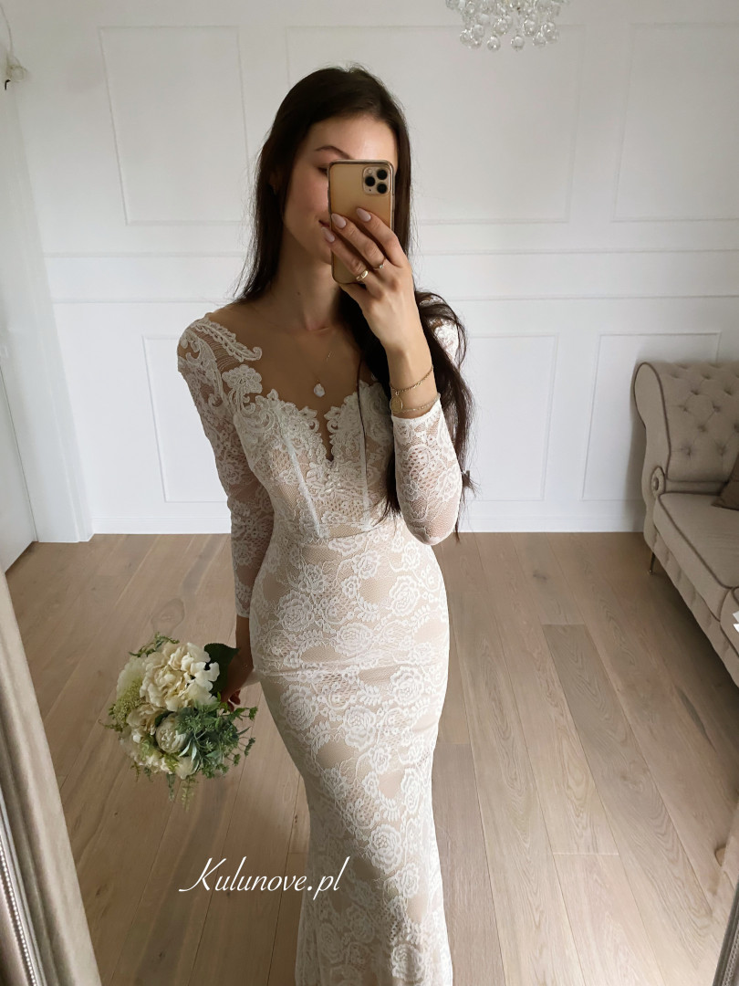 Gianna - fitted lace wedding dress in a fishtail shape with long sleeves - Kulunove image 2
