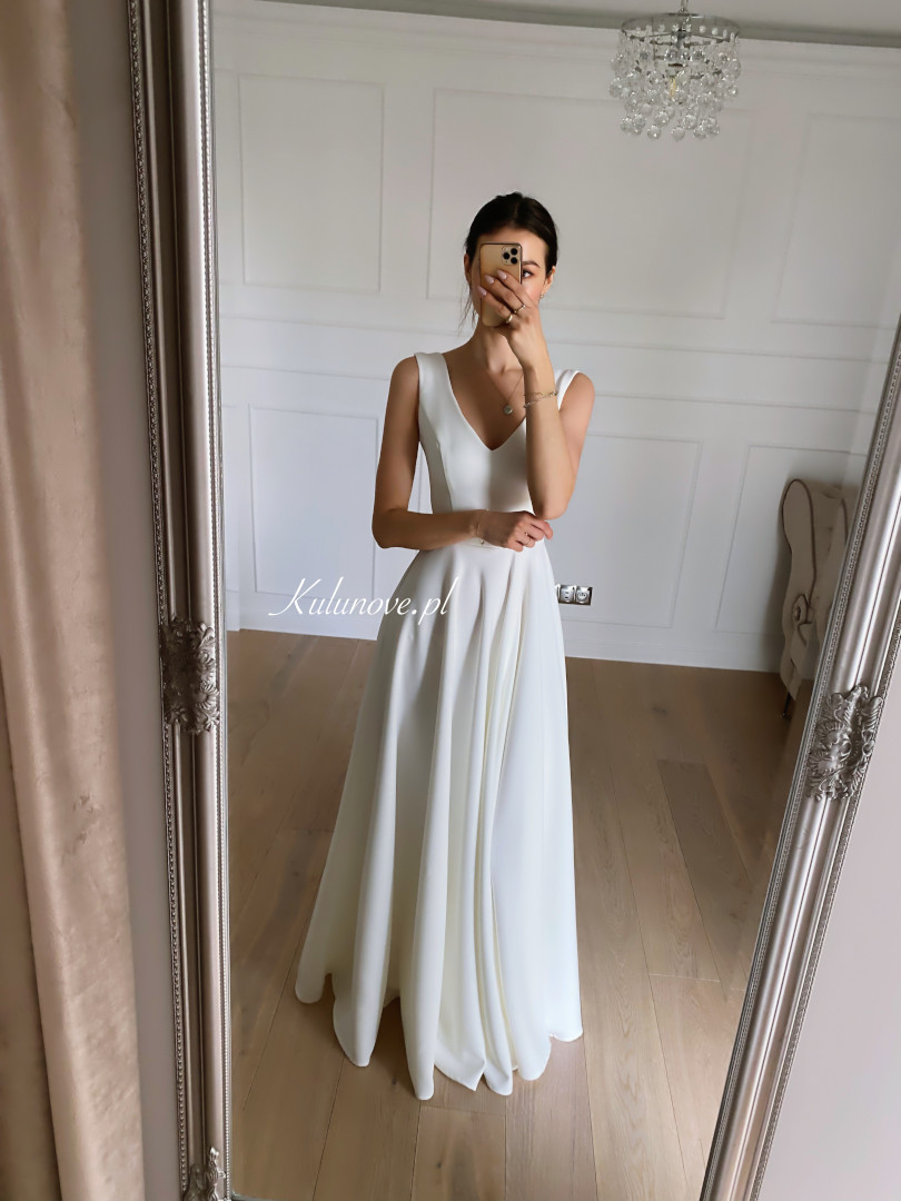 Cynthia - a classic, simple gown in cream color - Kulunove image 3