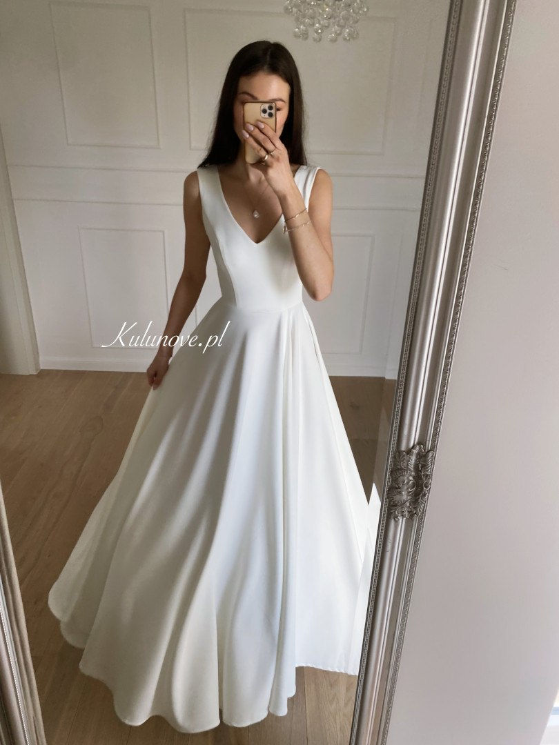 Cynthia - a classic, simple gown in cream color - Kulunove image 4